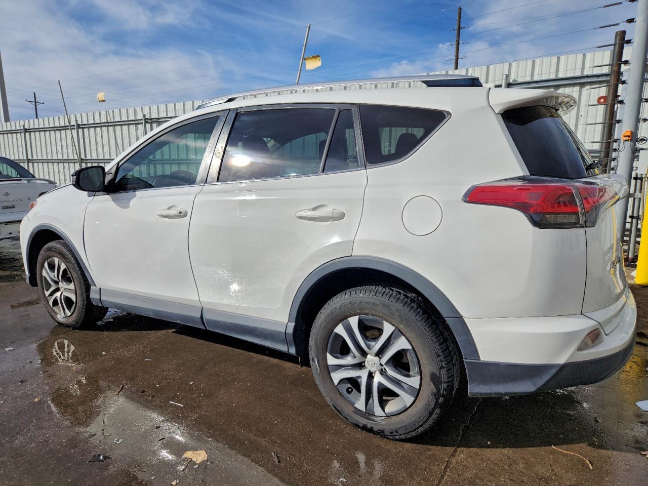 Toyota RAV4 Le Image 2
