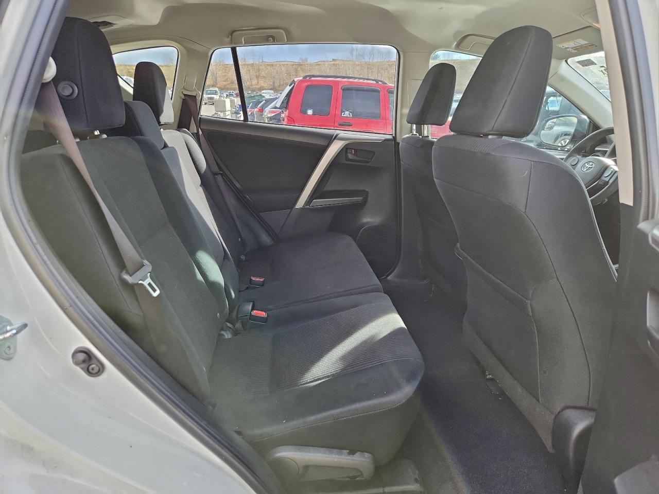 Toyota RAV4 Le Image 12