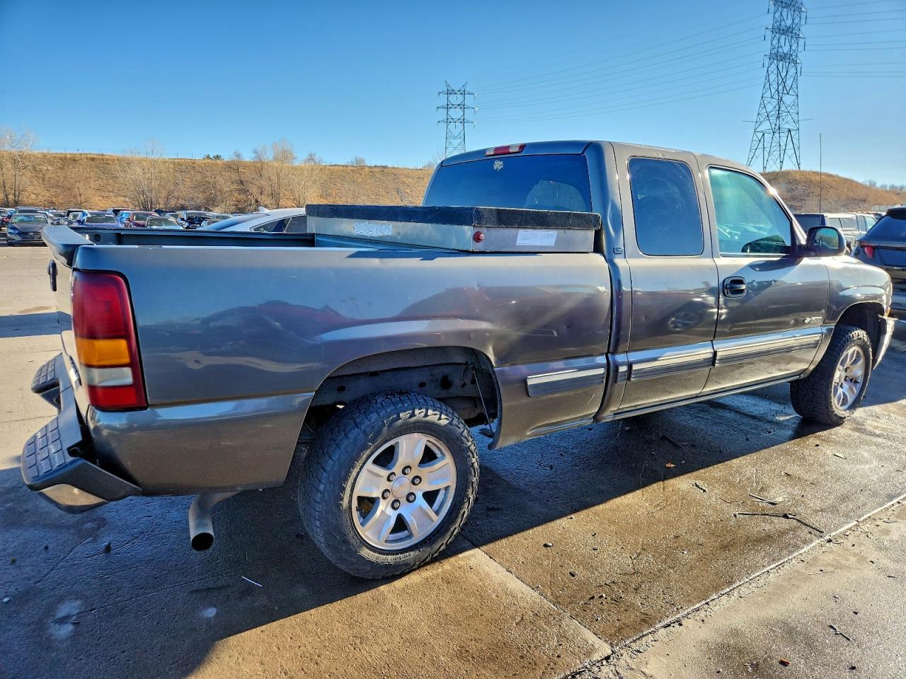 Chevrolet Silverado K1500 Image 3
