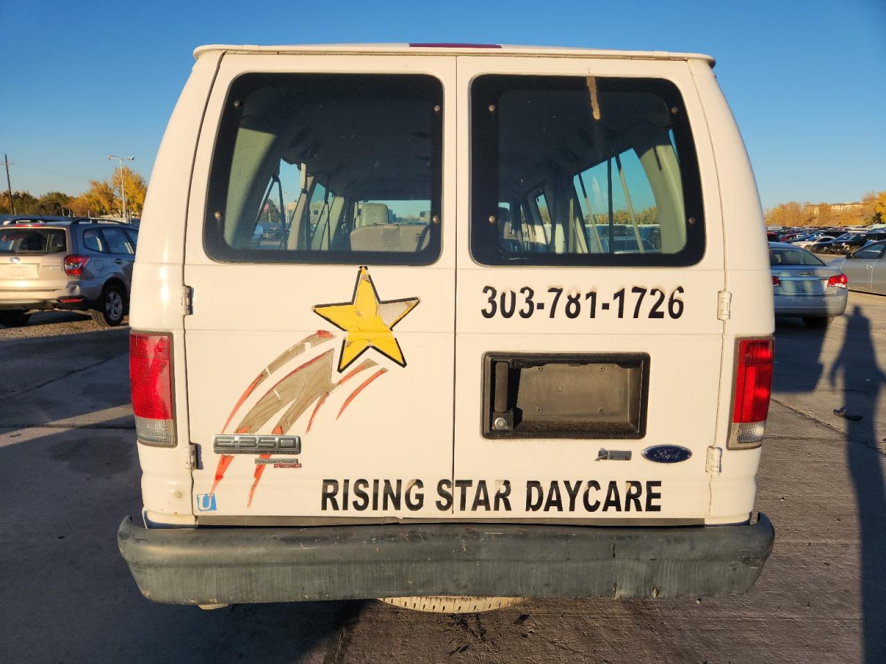 Ford Econoline E350 Super Duty Wagon Image 3