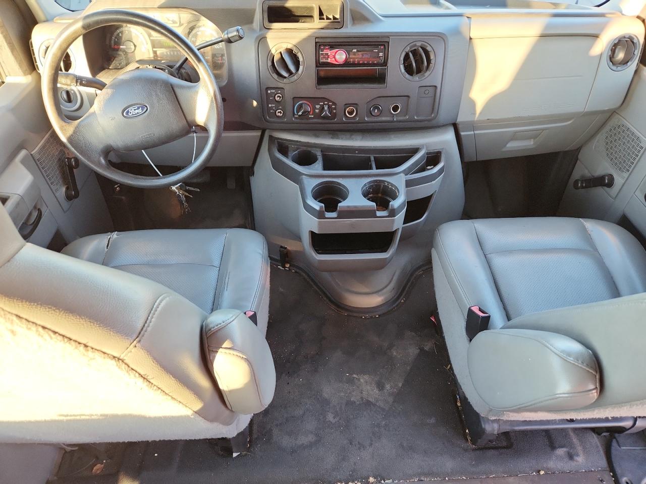 Ford Econoline E350 Super Duty Wagon Image 7