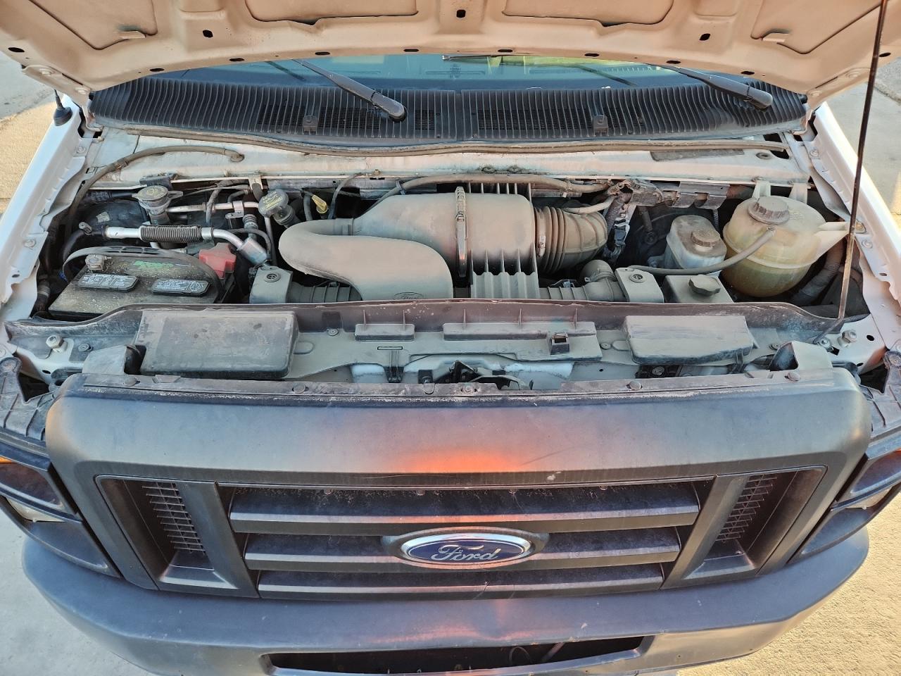 Ford Econoline E350 Super Duty Wagon Image 12