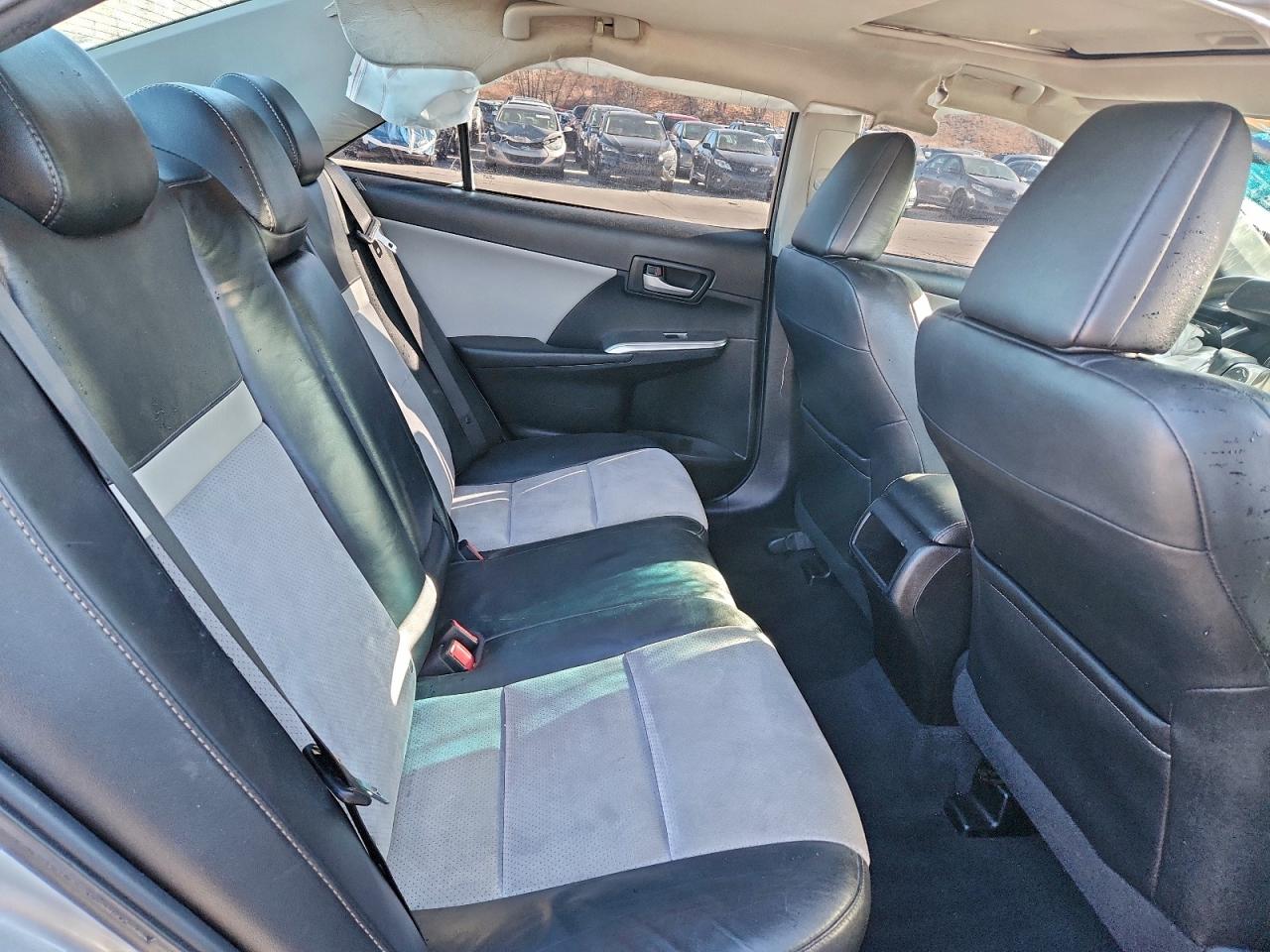 Toyota Camry Se Image 10