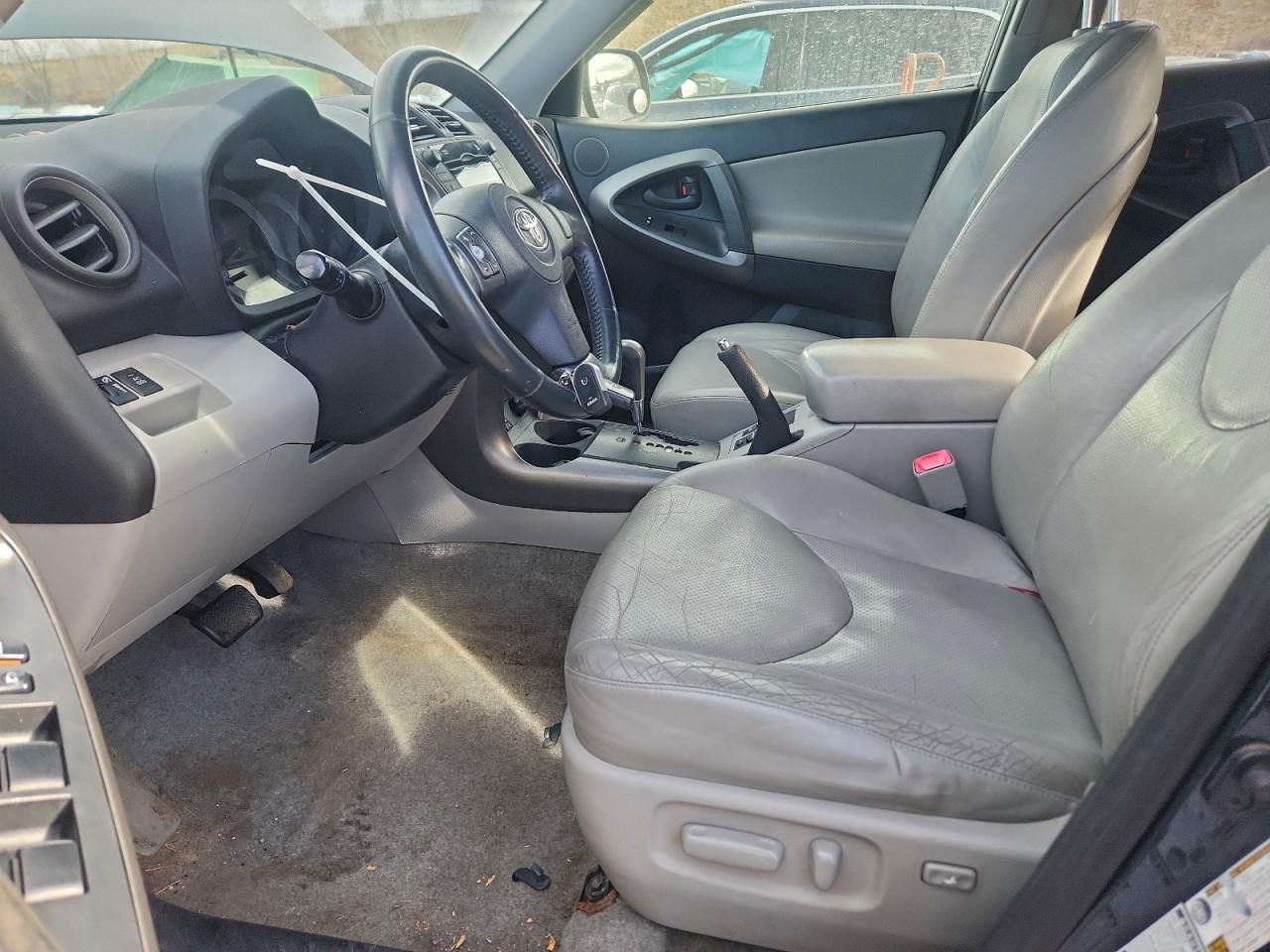 Toyota RAV4 Limited Image 3