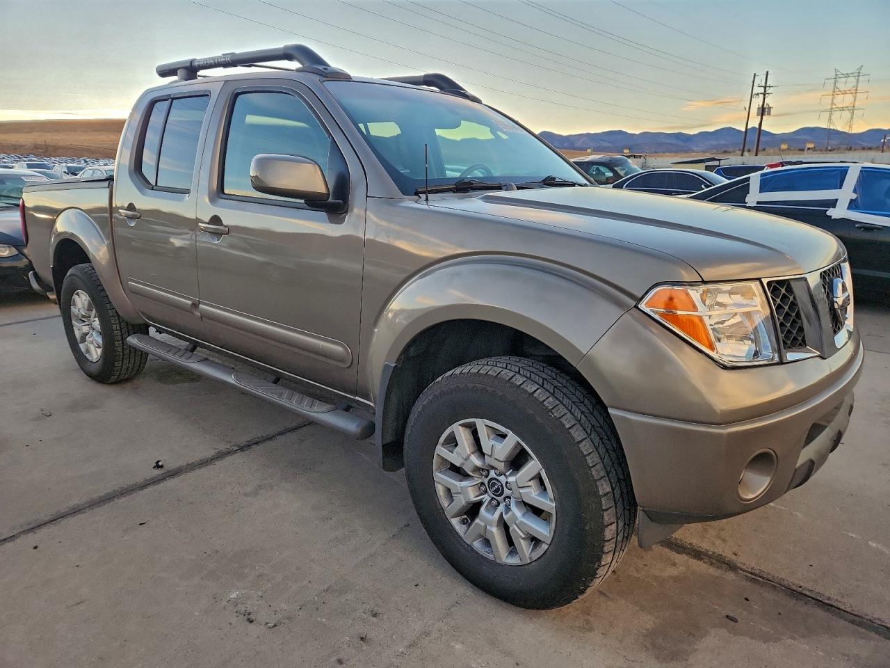 Nissan Frontier Crew Cab Le Image 4