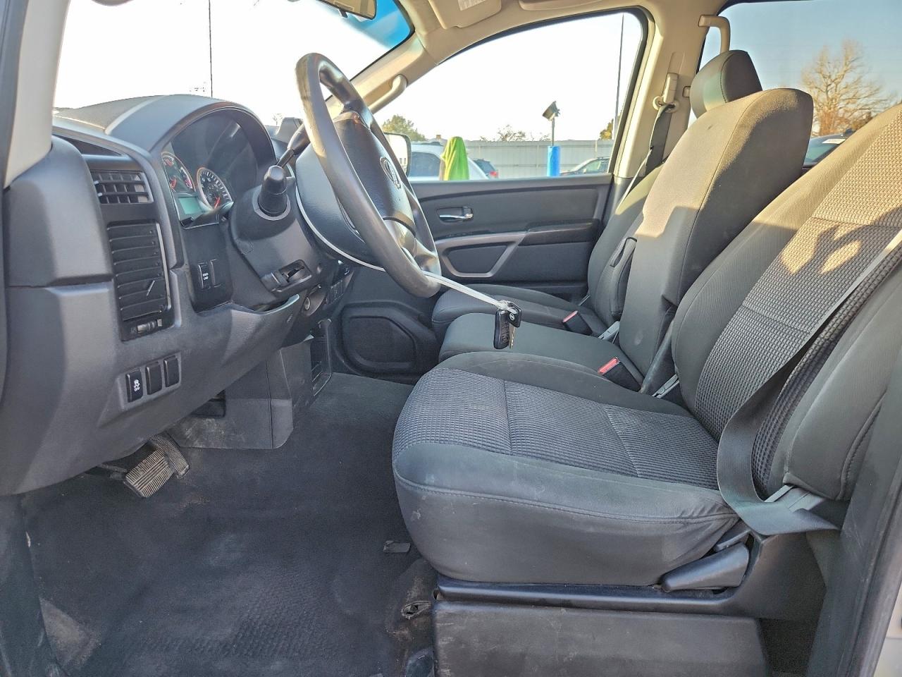 Nissan Titan S Image 7