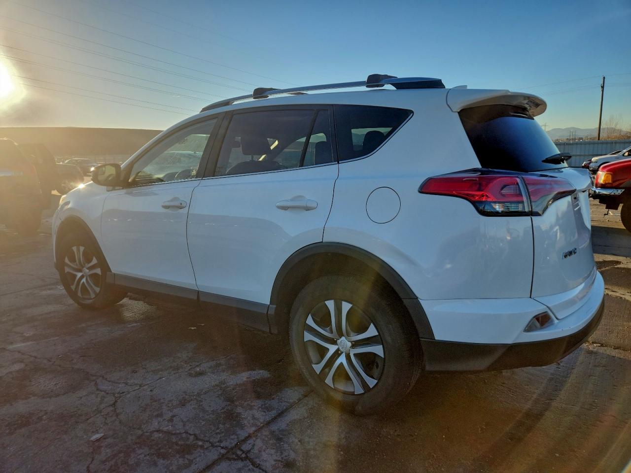 Toyota RAV4 Le Image 11