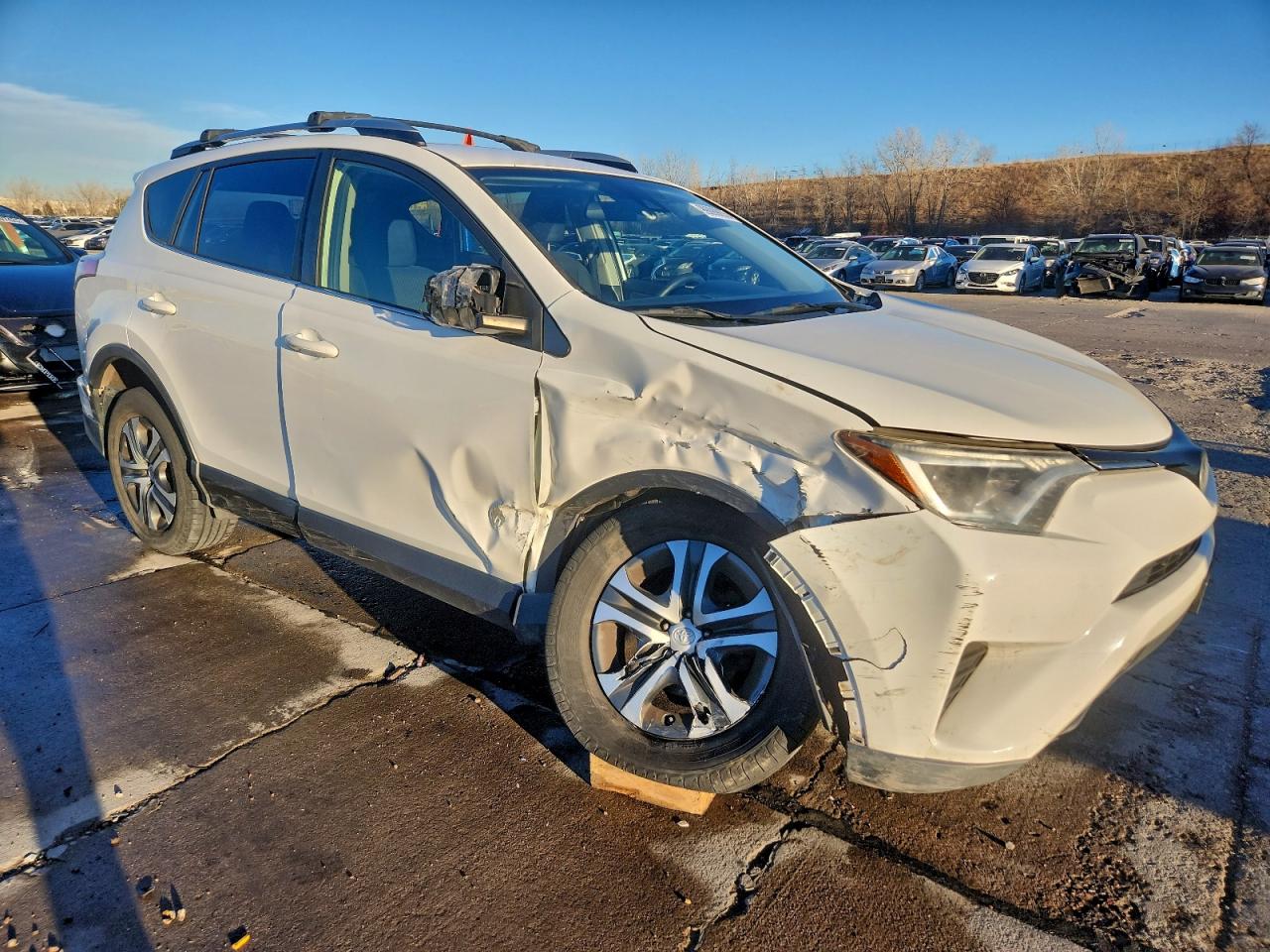 Toyota RAV4 Le Image 4