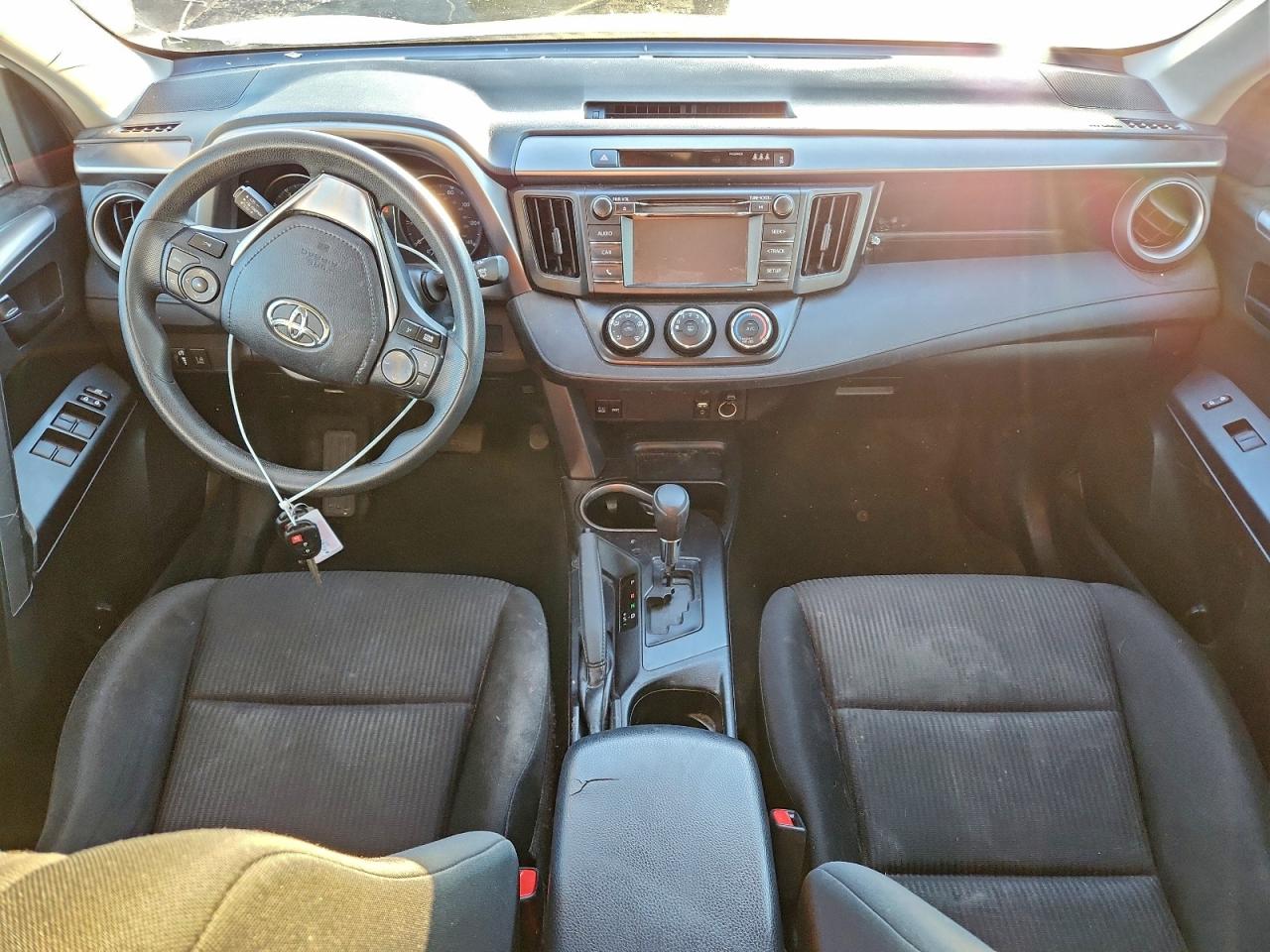 Toyota RAV4 Le Image 8