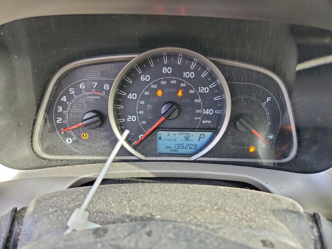 Toyota RAV4 Le Image 4