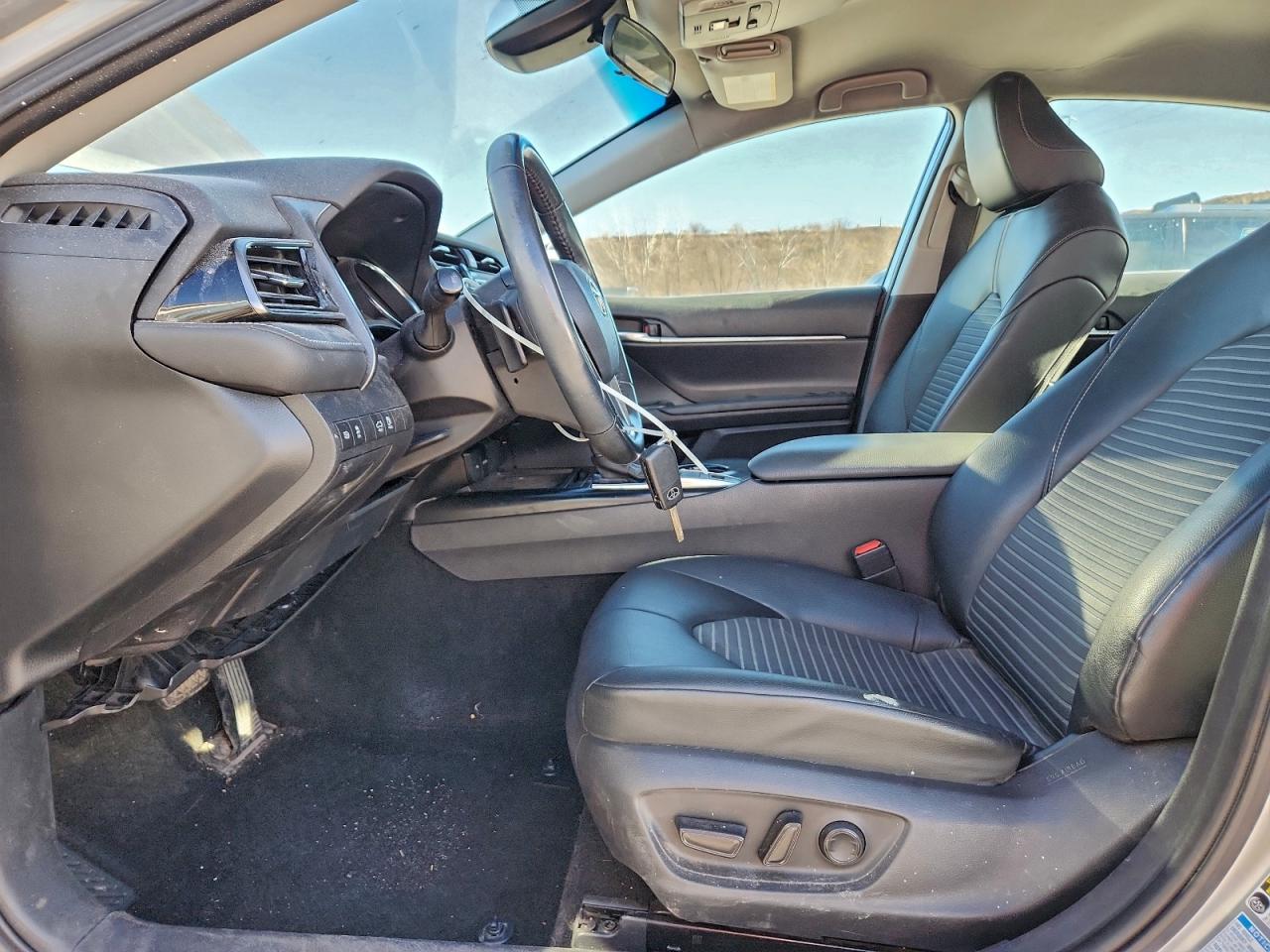 Toyota Camry Se Image 6