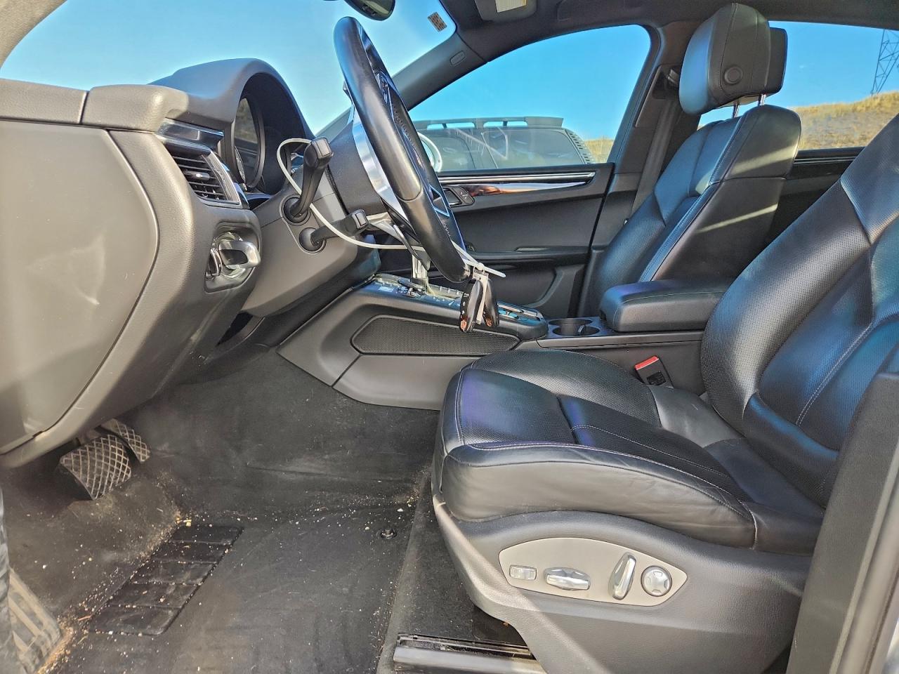 Porsche Macan S Image 12