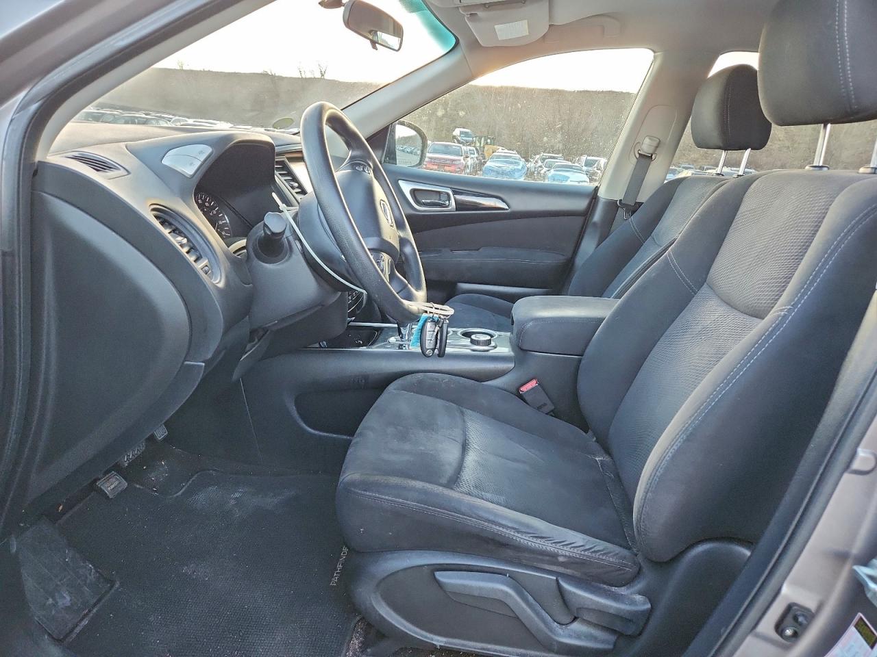 Nissan Pathfinder S Image 7