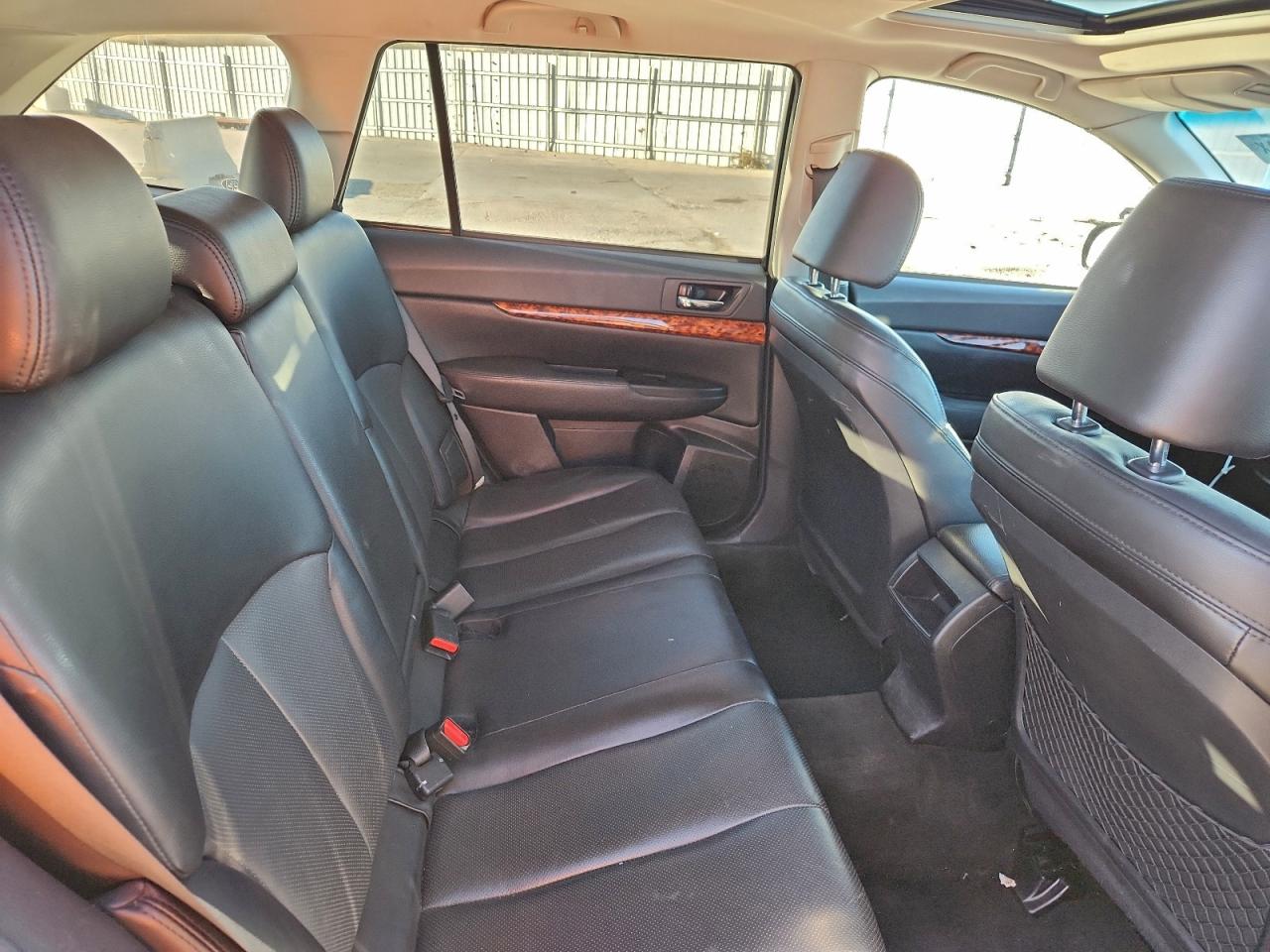 Subaru Outback 2.5i Limited Image 9