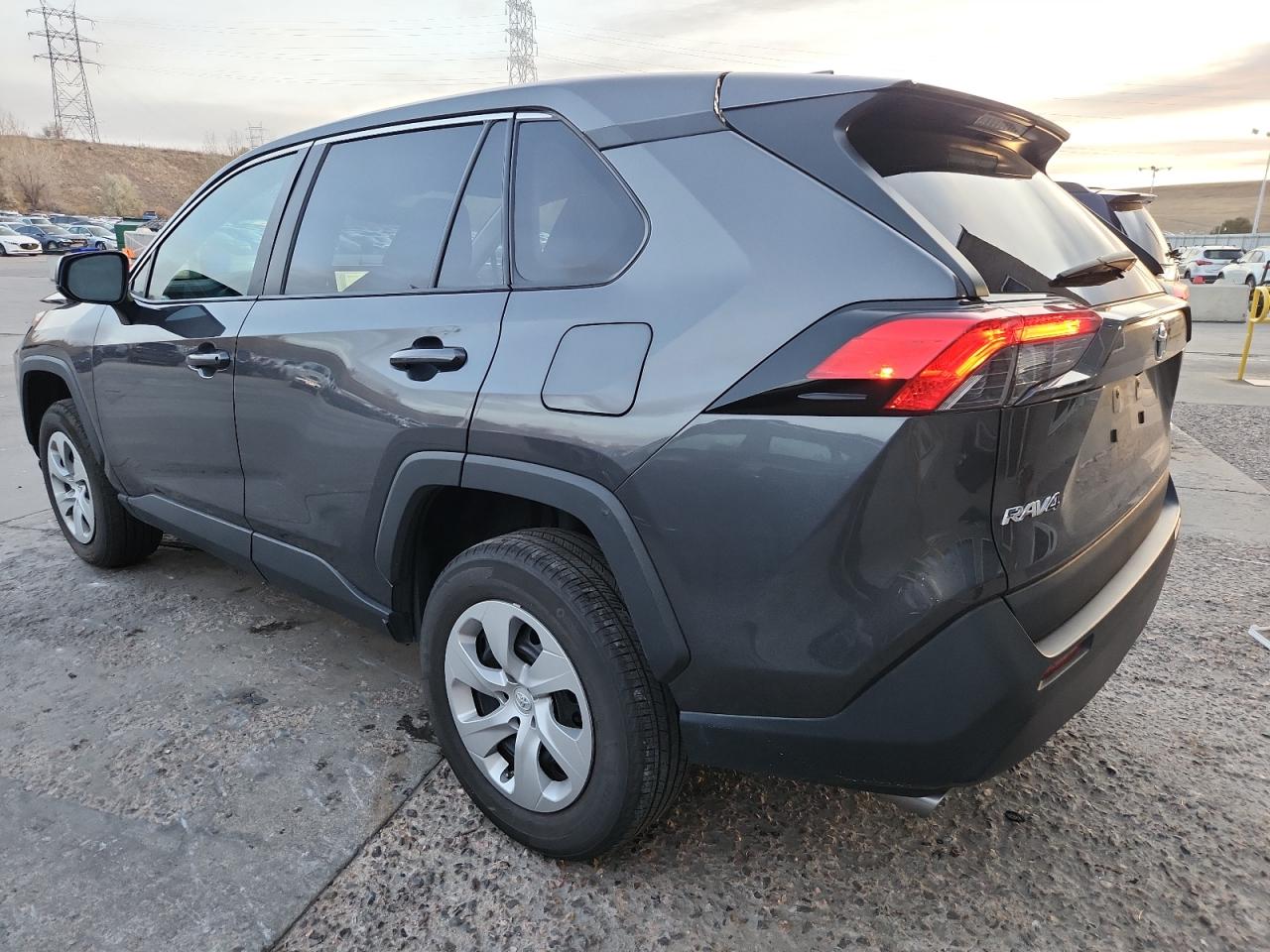 Toyota RAV4 Le Image 3