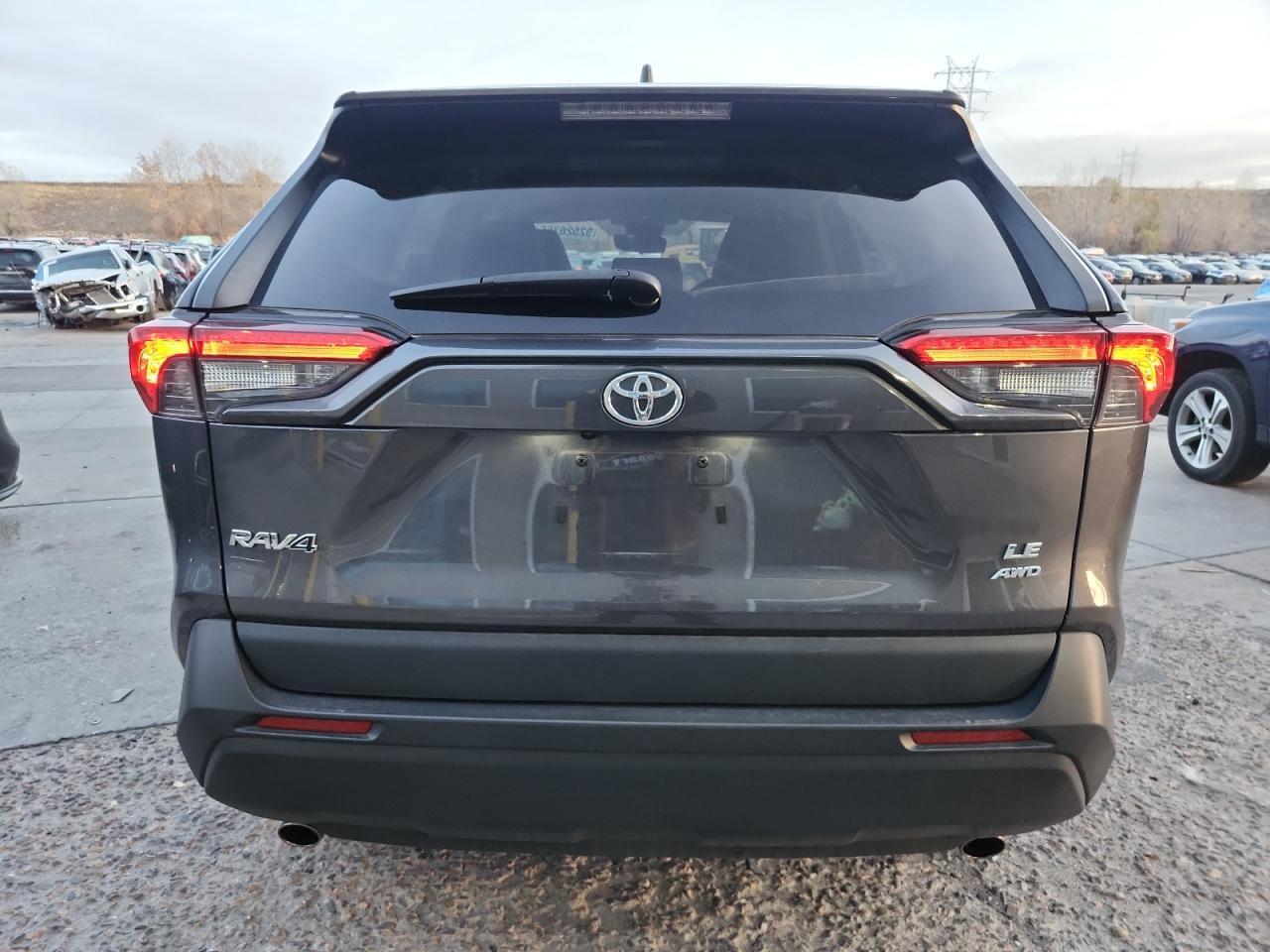 Toyota RAV4 Le Image 12