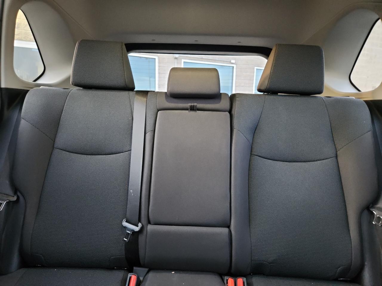 Toyota RAV4 Le Image 6