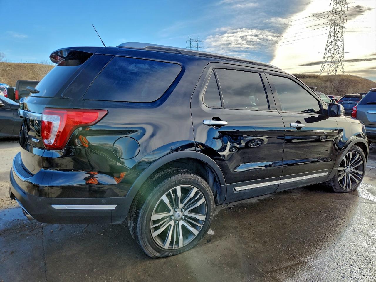 Ford Explorer Platinum Image 4