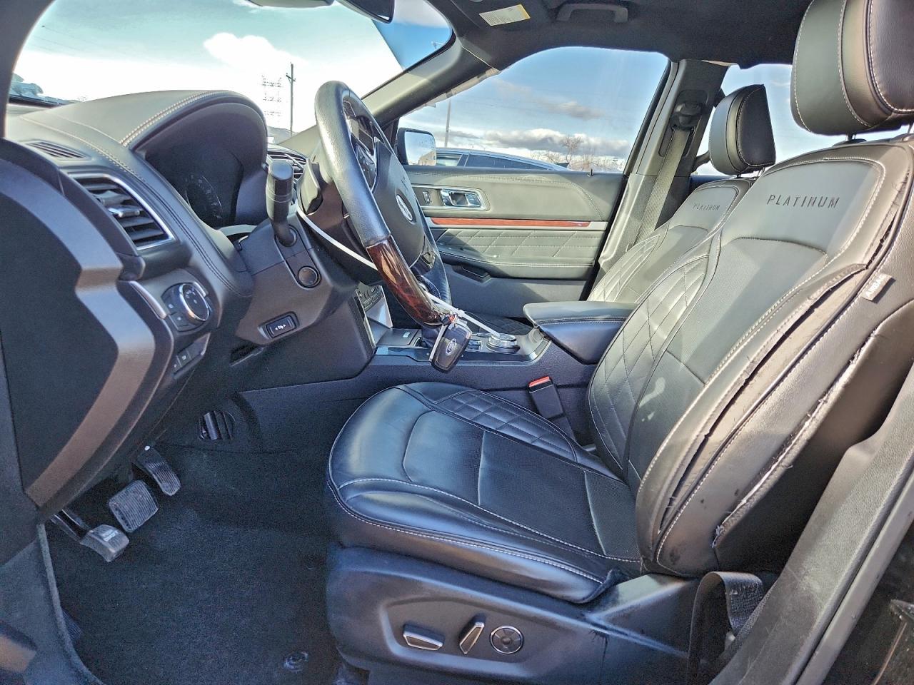 Ford Explorer Platinum Image 11