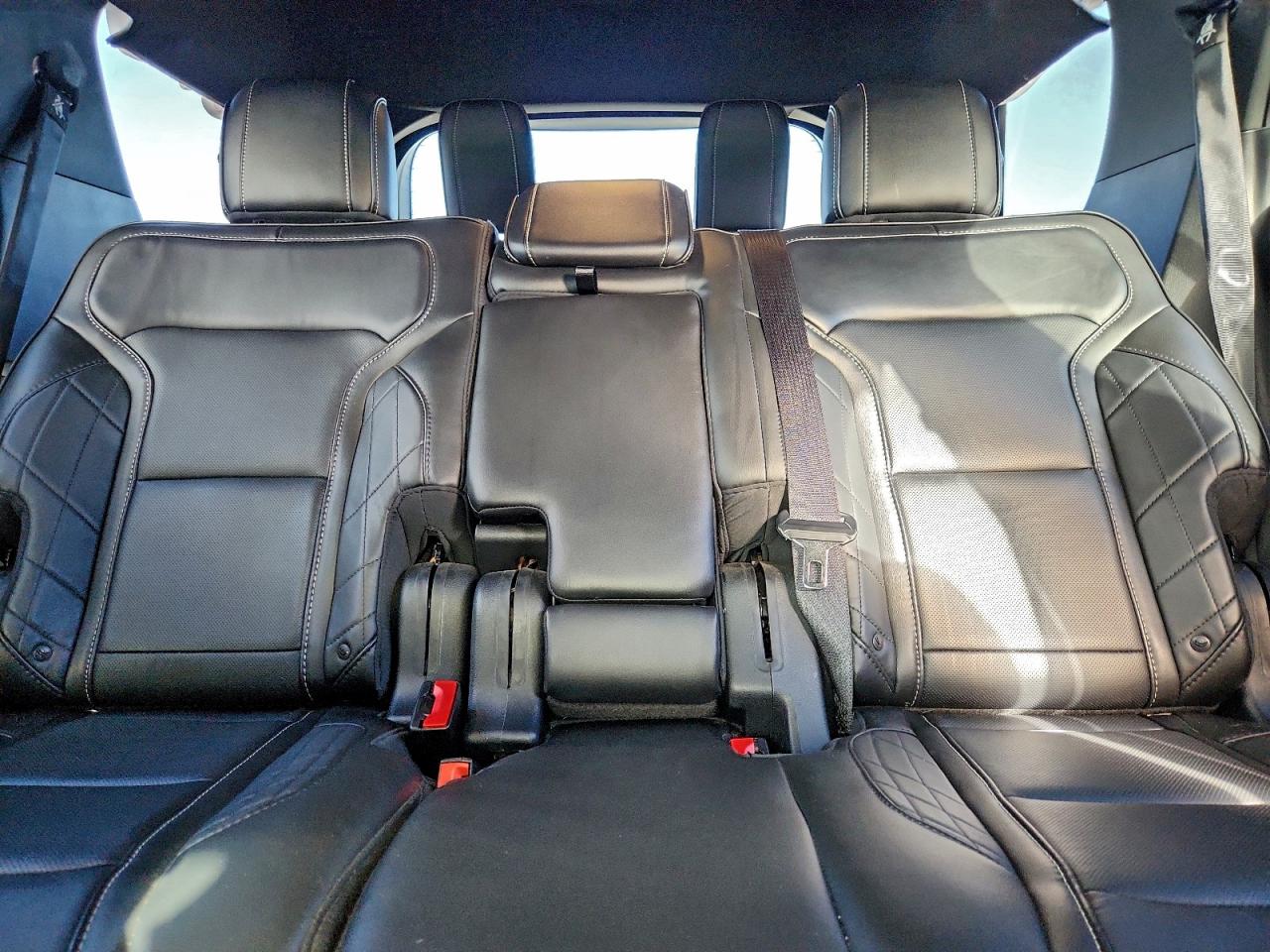 Ford Explorer Platinum Image 8