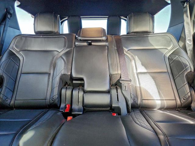 Ford Explorer Platinum Image 8