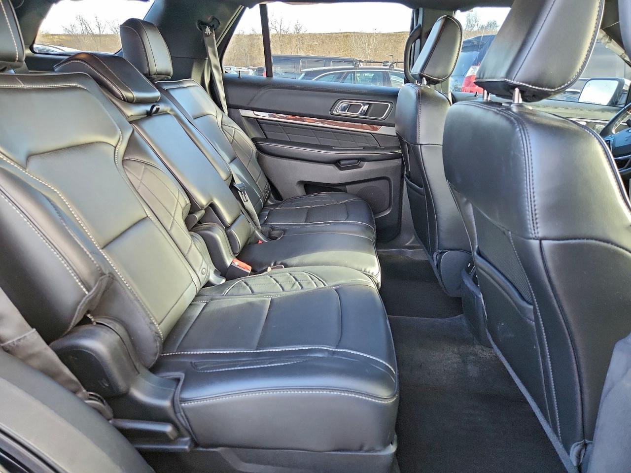 Ford Explorer Platinum Image 9