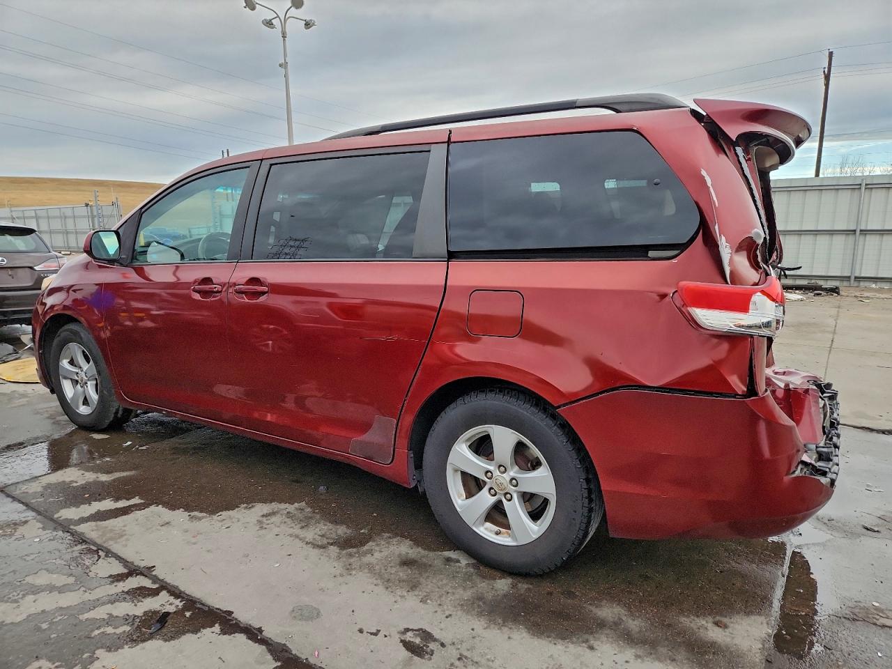 Toyota Sienna Le Image 2