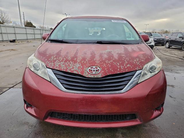 Toyota Sienna Le Image 3
