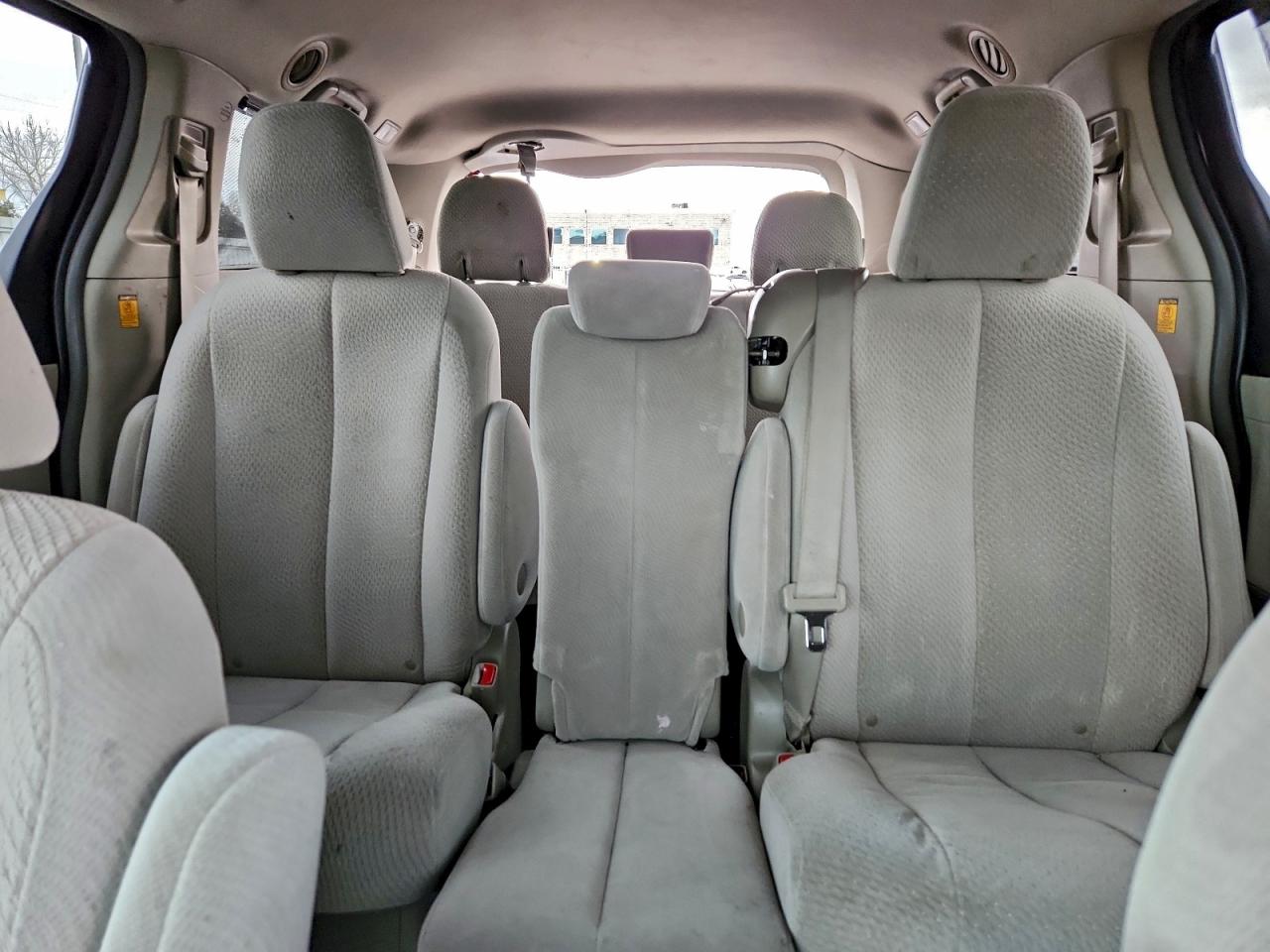 Toyota Sienna Le Image 7