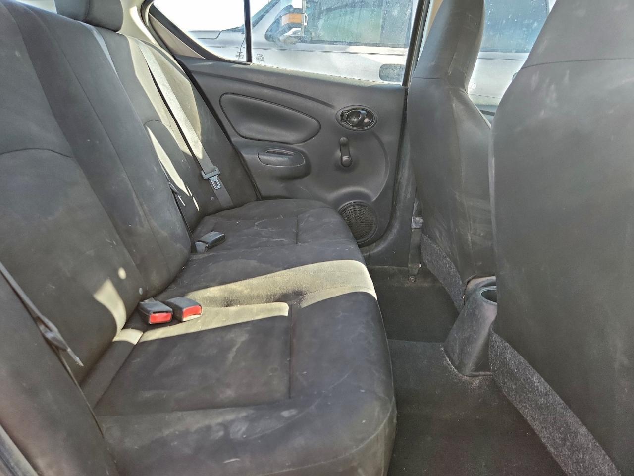 Nissan Versa S Image 6