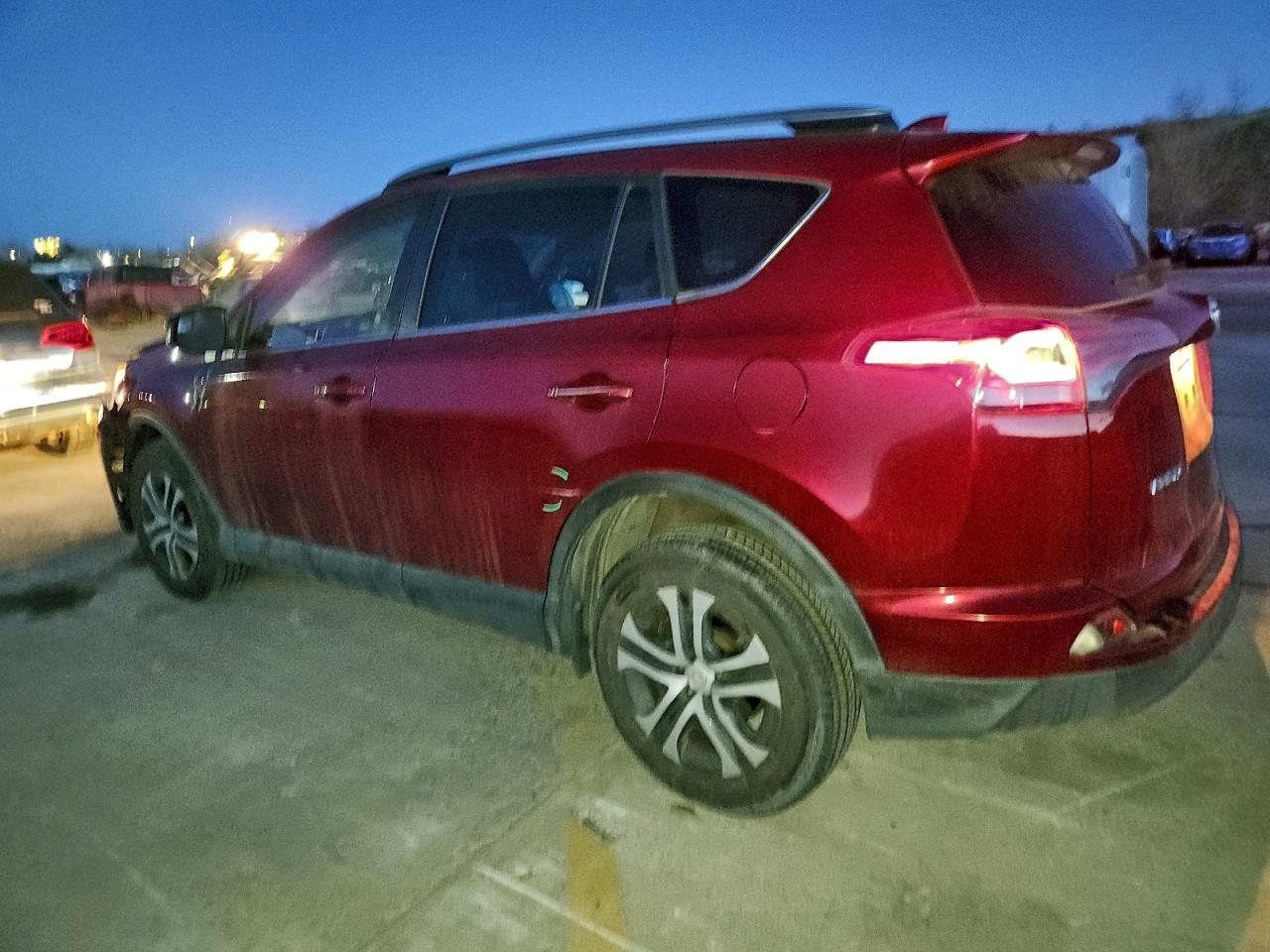 Toyota RAV4 Le Image 6