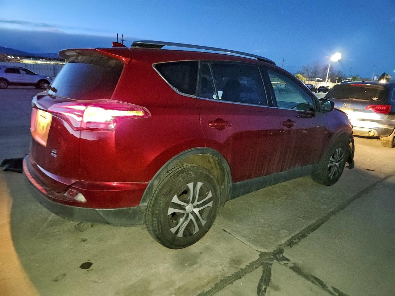 Toyota RAV4 Le Image 8