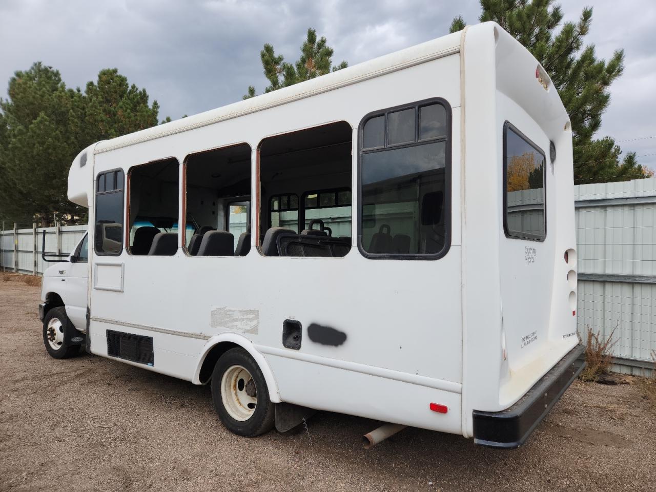 Ford Econoline E350 Super Duty Cutaway Van Image 5