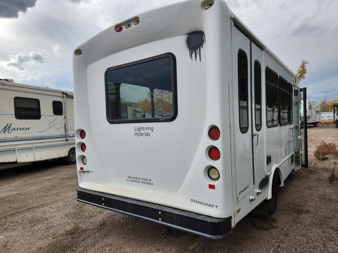 Ford Econoline E350 Super Duty Cutaway Van Image 2