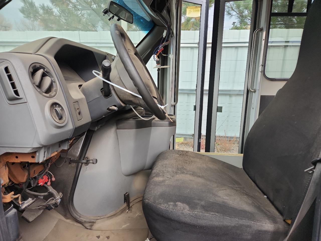 Ford Econoline E350 Super Duty Cutaway Van Image 8