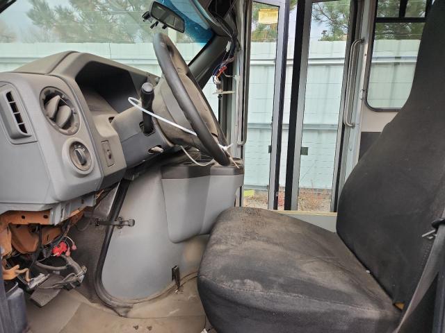 Ford Econoline E350 Super Duty Cutaway Van Image 8