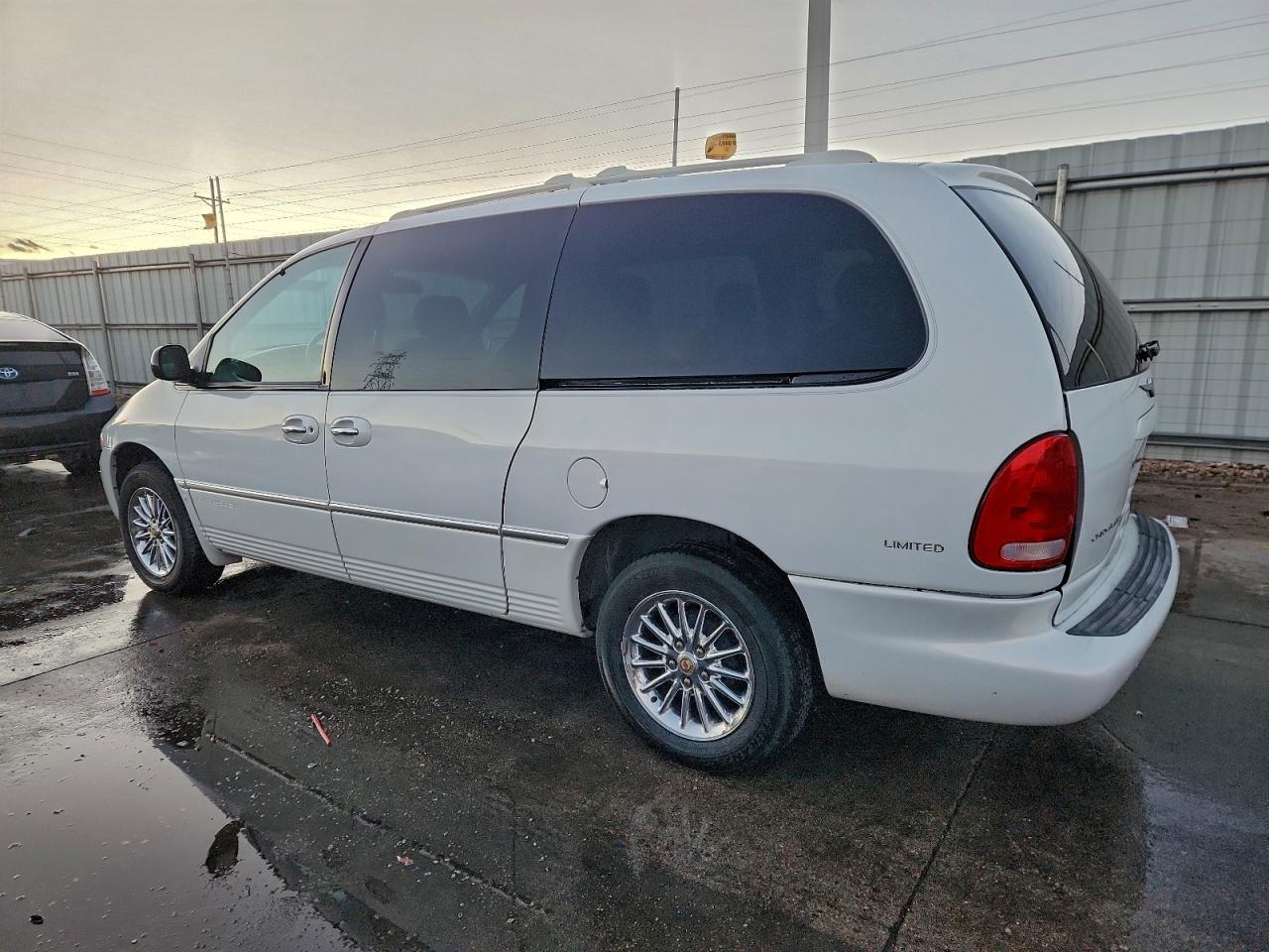 Chrysler Minivan Limited Image 12