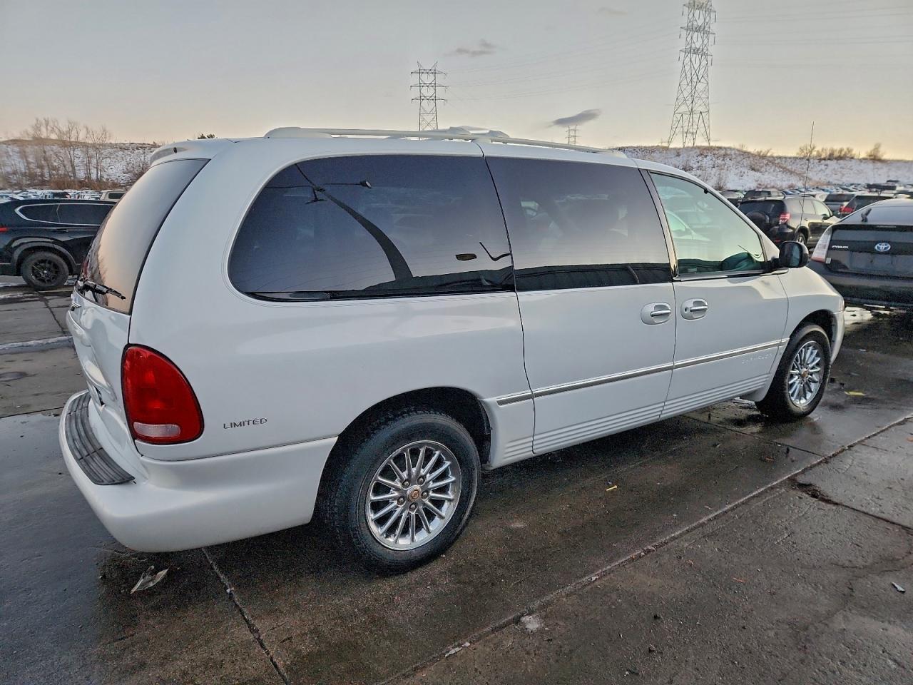 Chrysler Minivan Limited Image 11