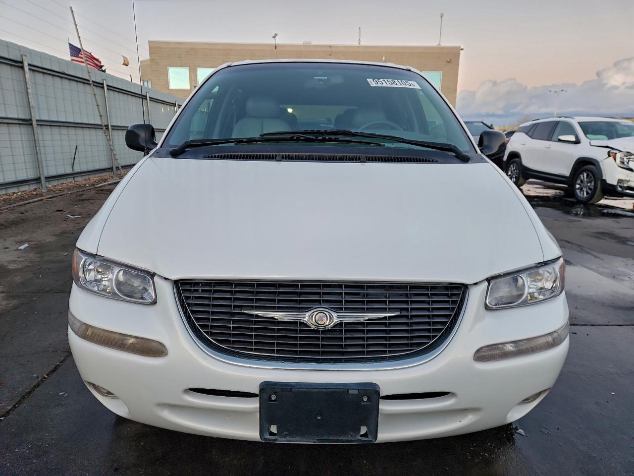 Chrysler Minivan Limited Image 13