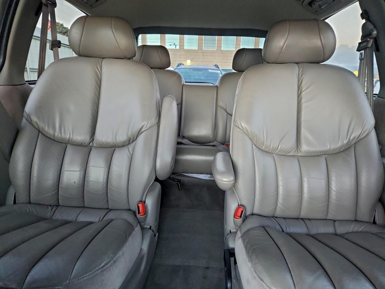 Chrysler Minivan Limited Image 10