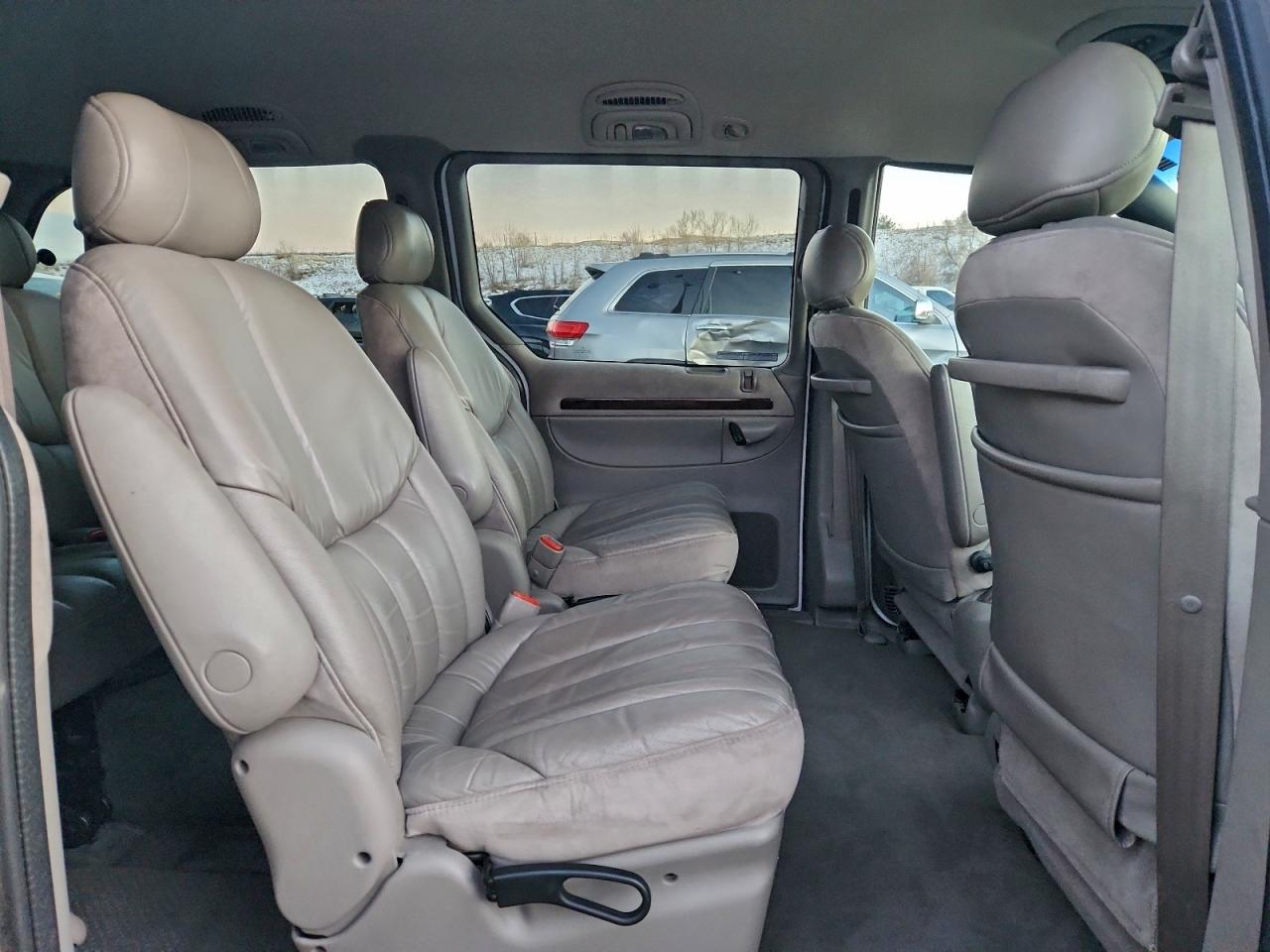 Chrysler Minivan Limited Image 5