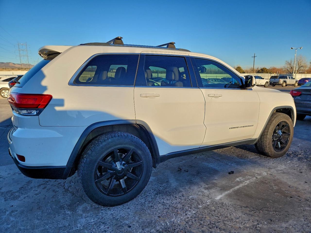 Jeep Grand Cherokee Laredo Image 2