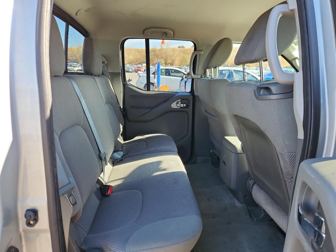 Nissan Frontier S Image 9