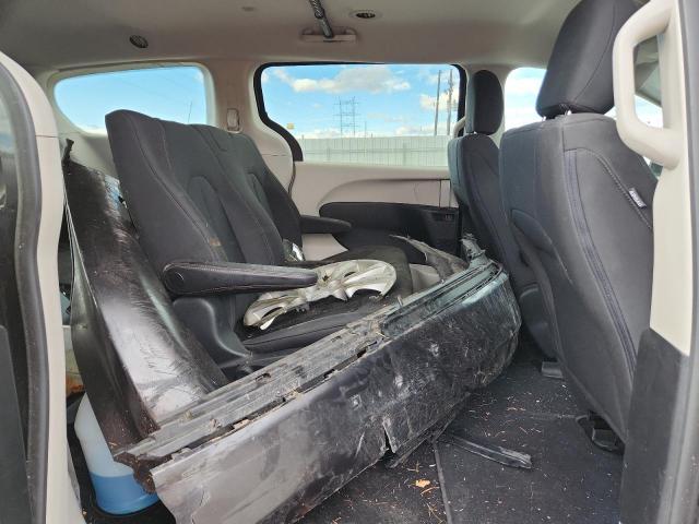 Chrysler Pacifica L Image 11