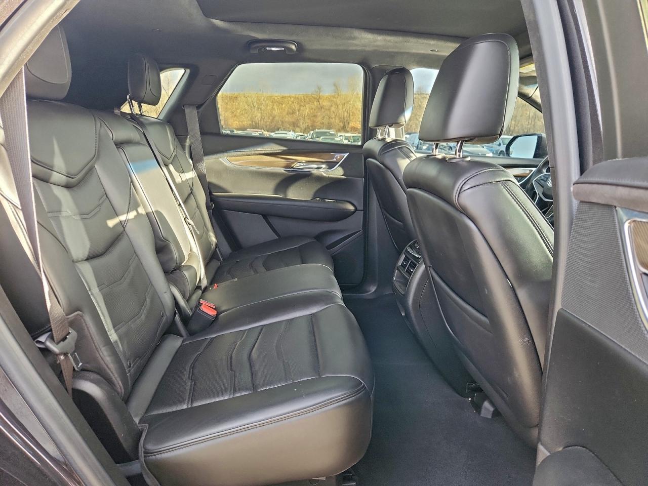 Cadillac XT5 Platinum Image 2
