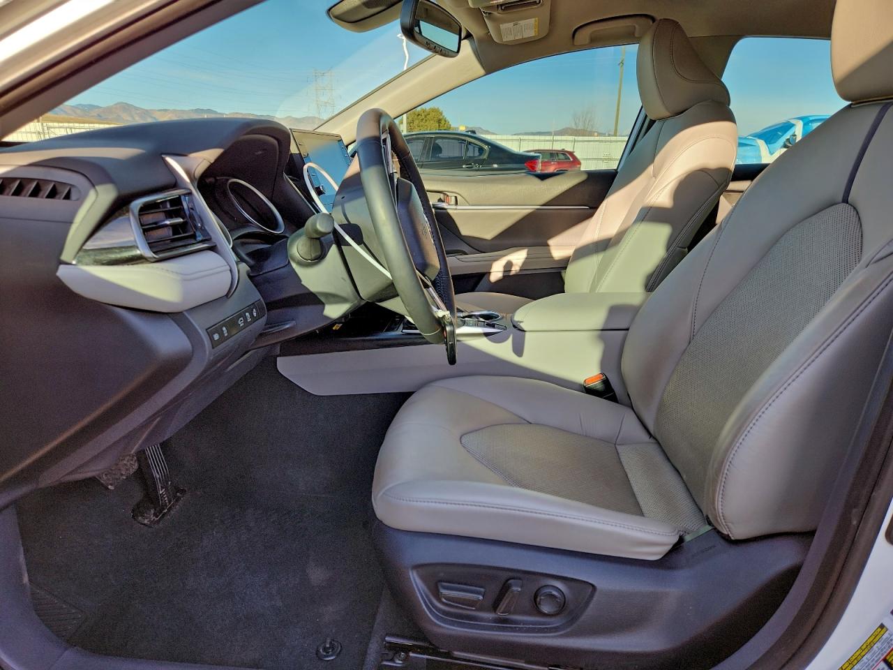 Toyota Camry Xle Image 8