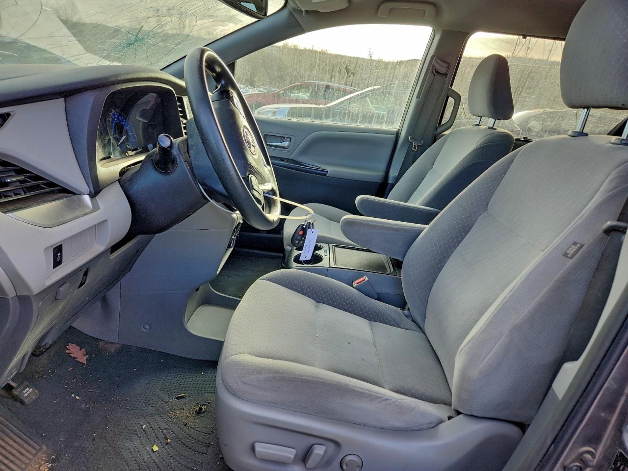 Toyota Sienna Le Image 3