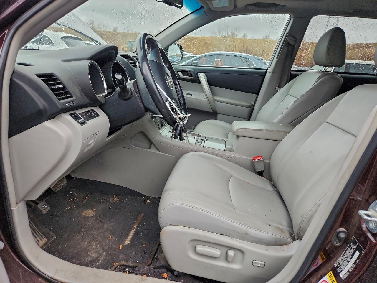 Toyota Highlander Base Image 9