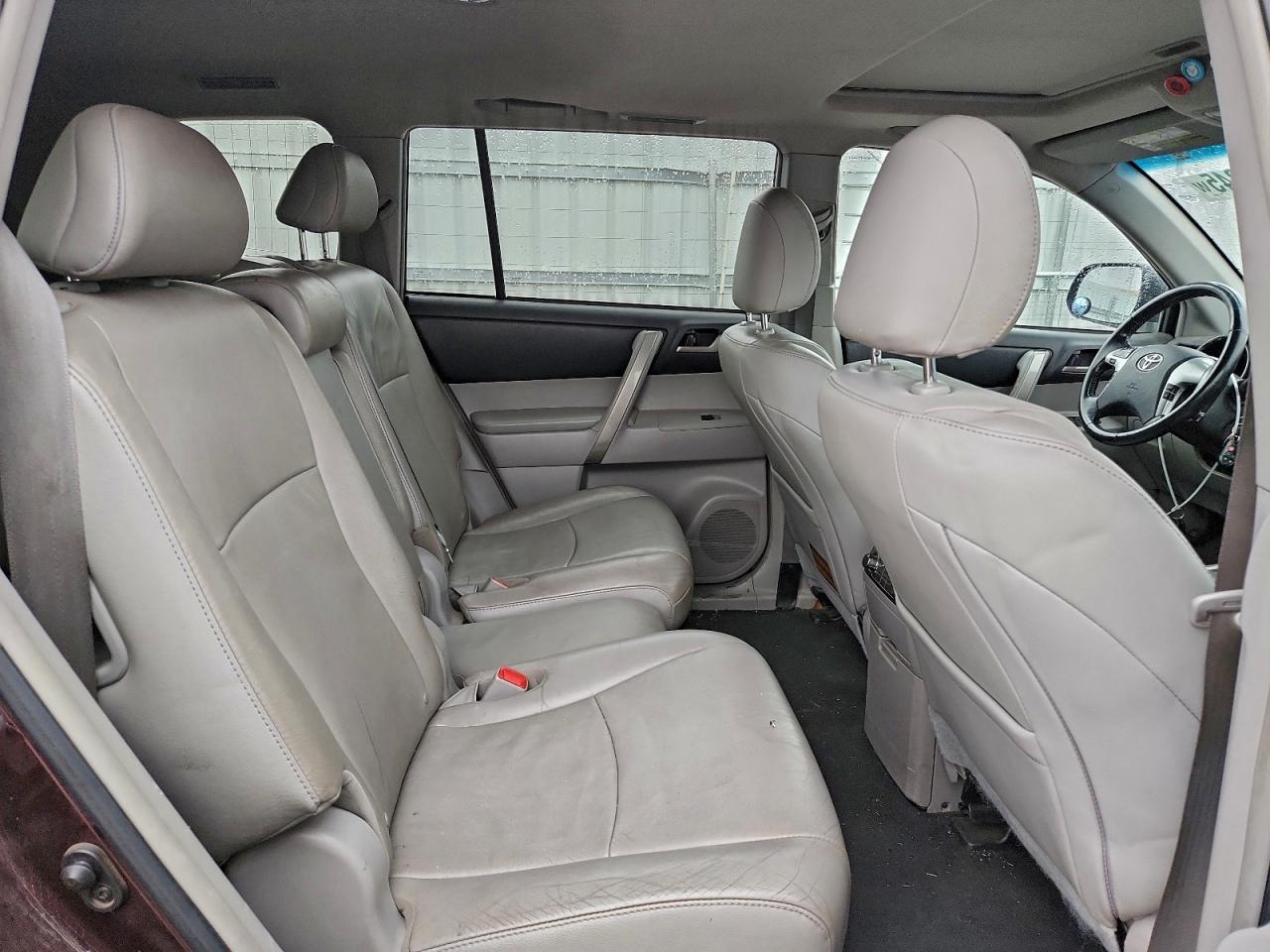 Toyota Highlander Base Image 7