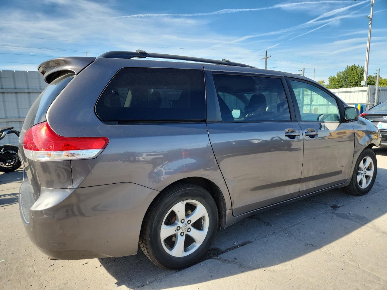 Toyota Sienna Le Image 2